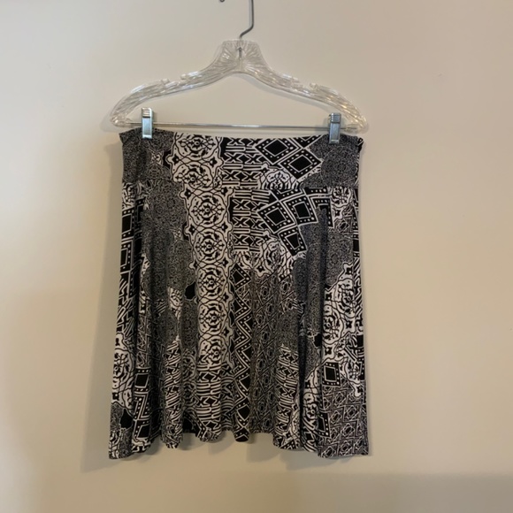 Woman’s Jersey Black & White Skirt - Picture 6 of 6